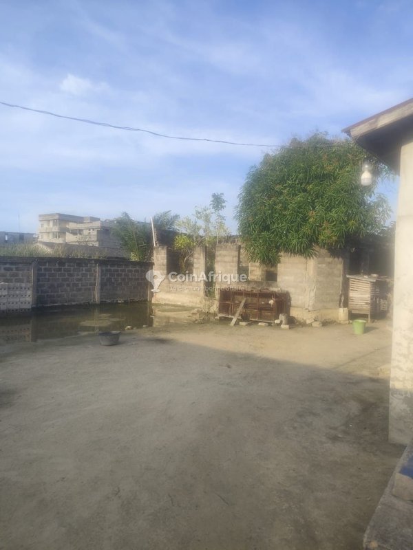 Terrain spacieux de 271 m² avec bâtiment en cours de construction