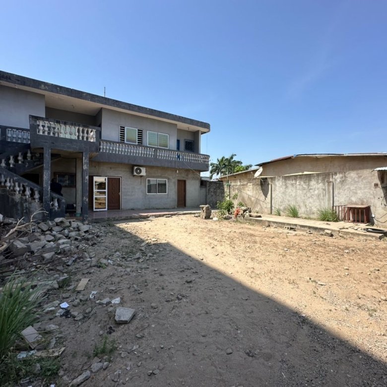 Immeuble spacieux de 10 pièces avec terrain constructible supplémentaire