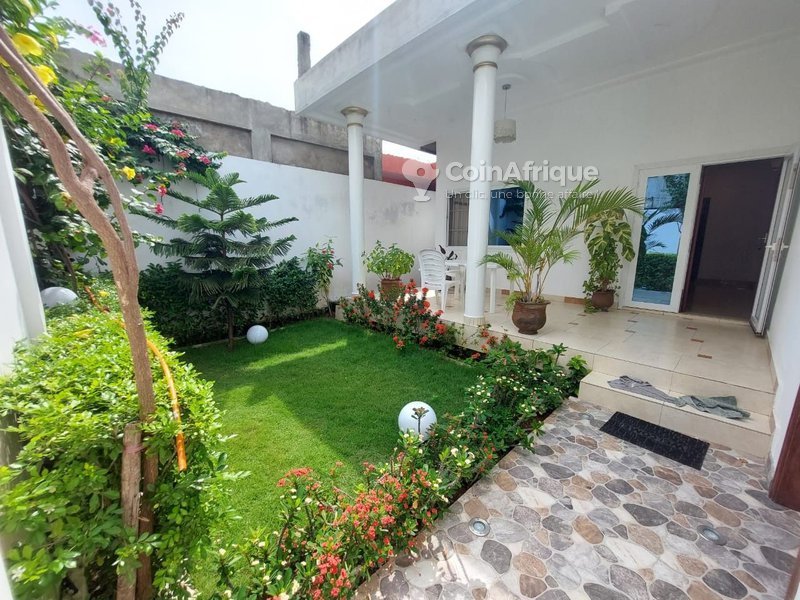 Villa luxueuse de 3 pièces avec climatisation, terrasse et jardin meublé