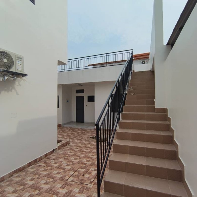 Villa neuve de standing avec 4 chambres et garage spacieux