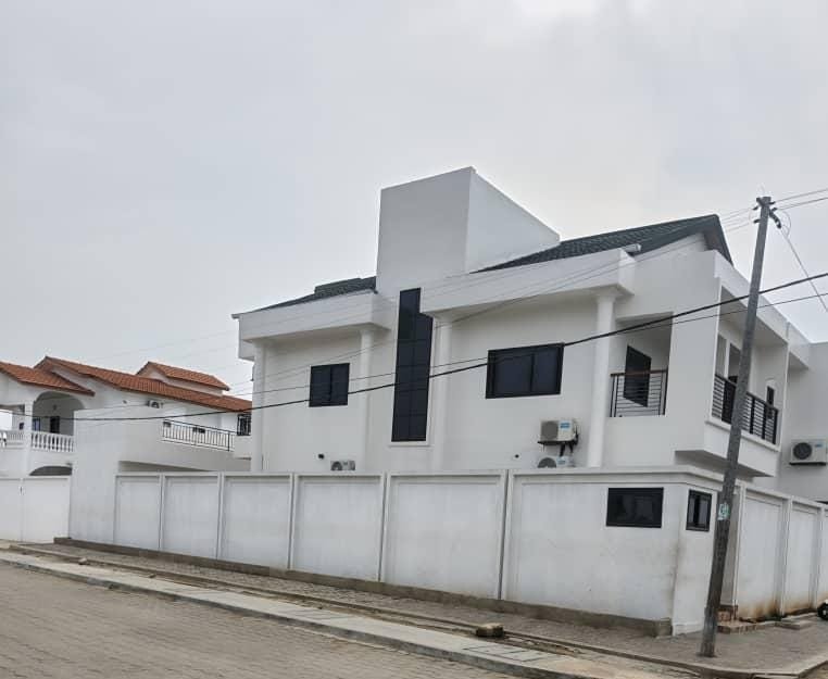 Villa neuve de standing avec 4 chambres et garage spacieux