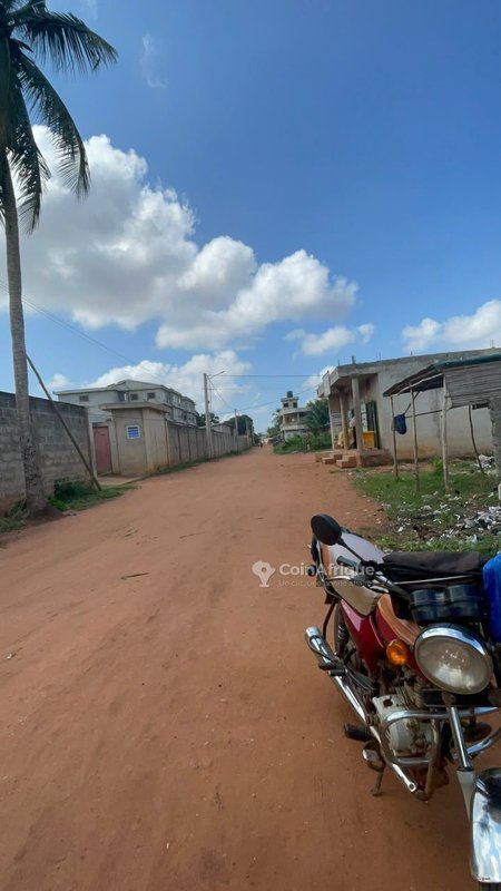 Terrain viabilisé avec attestation de récasement – Emplacement stratégique à Calavi Tokan