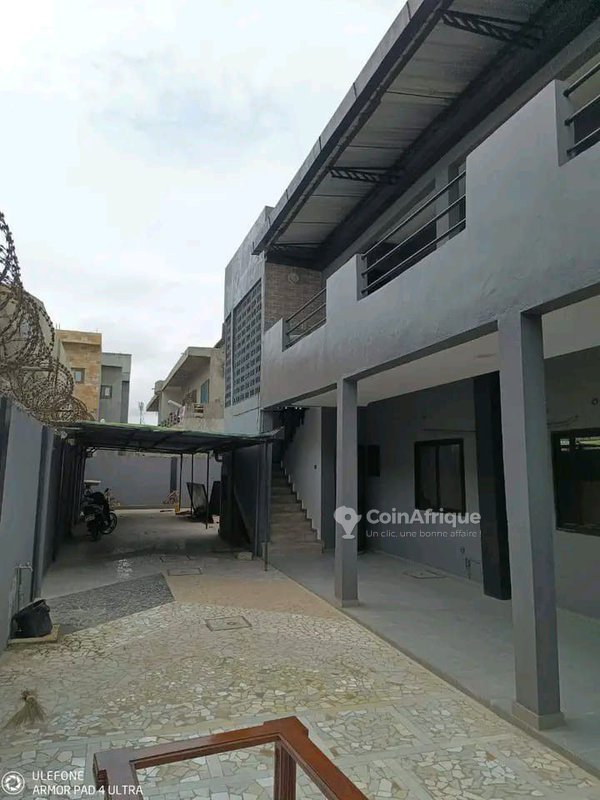 Villa luxueuse de 5 pièces avec boutique commerciale et garage spacieux