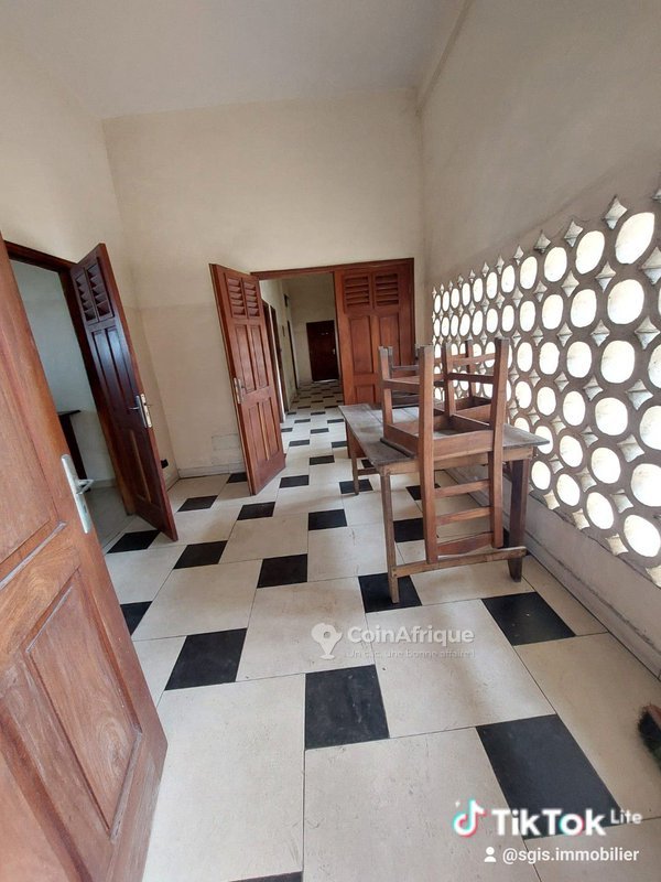 Villa de luxe avec 3 chambres et fondation sur trois niveaux