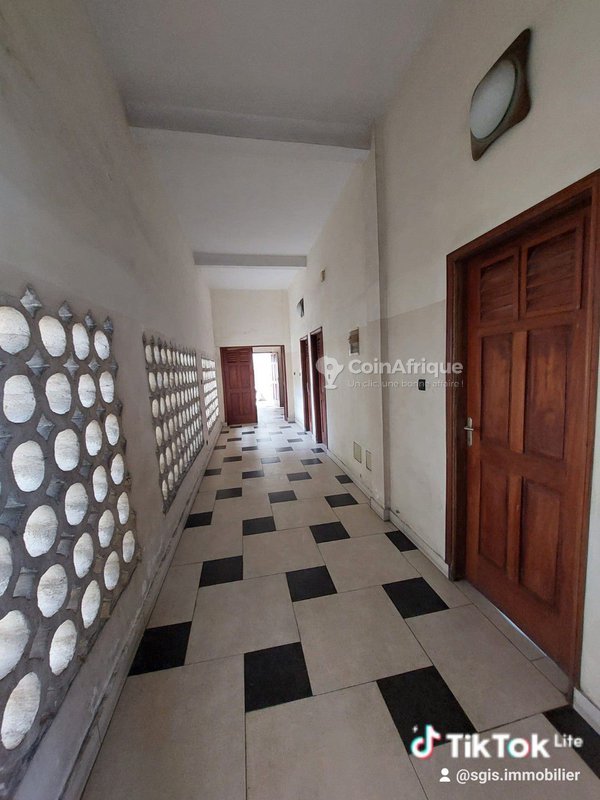 Villa de luxe avec 3 chambres et fondation sur trois niveaux