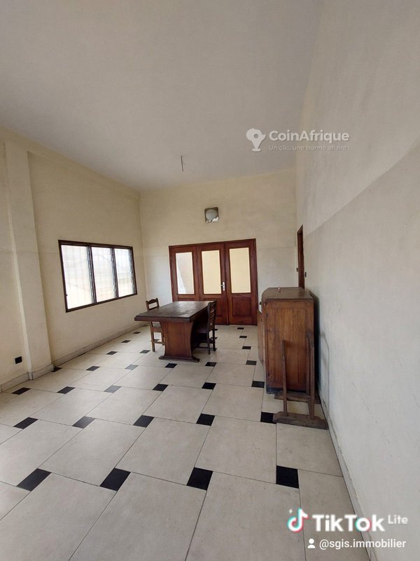 Villa de luxe avec 3 chambres et fondation sur trois niveaux
