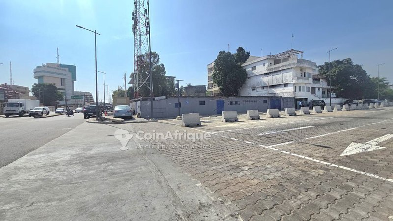 Terrain en angle de rue avec emplacement stratégique de 671 m²