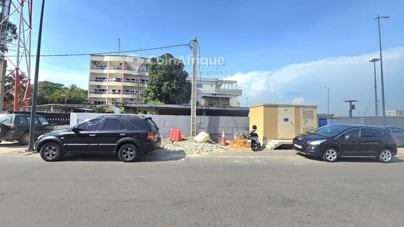 Terrain en angle de rue avec emplacement stratégique de 671 m²