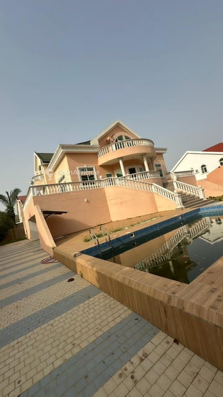 Villa luxueuse de 6 pièces avec piscine et jardin spacieux