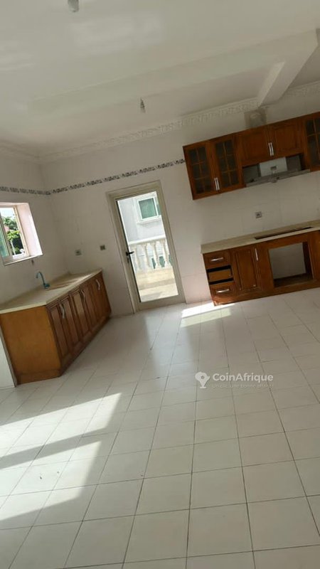 Villa luxueuse de 6 pièces avec piscine et jardin spacieux