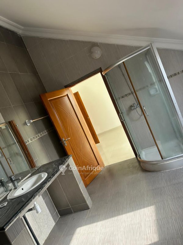 Villa luxueuse de 6 pièces avec piscine et jardin spacieux