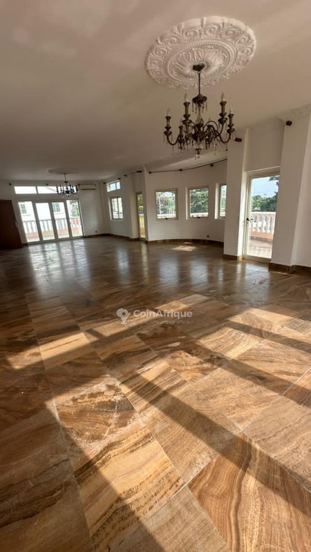 Villa luxueuse de 6 pièces avec piscine et jardin spacieux