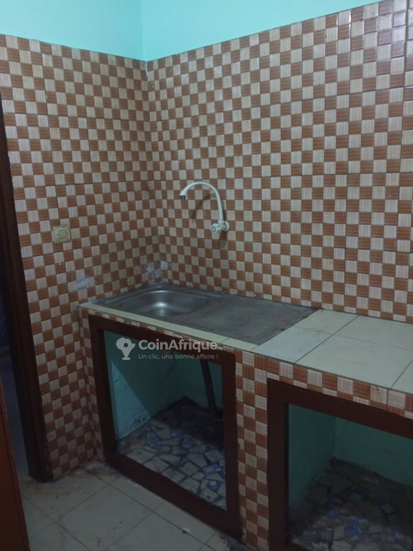 Appartement 1 pièce avec couloir spacieux dans une résidence sécurisée