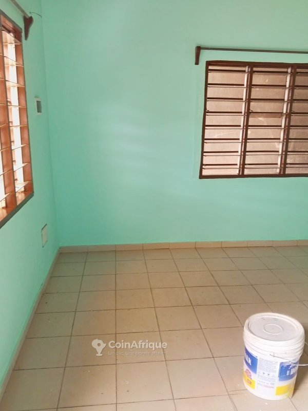 Appartement 1 pièce avec couloir spacieux dans une résidence sécurisée