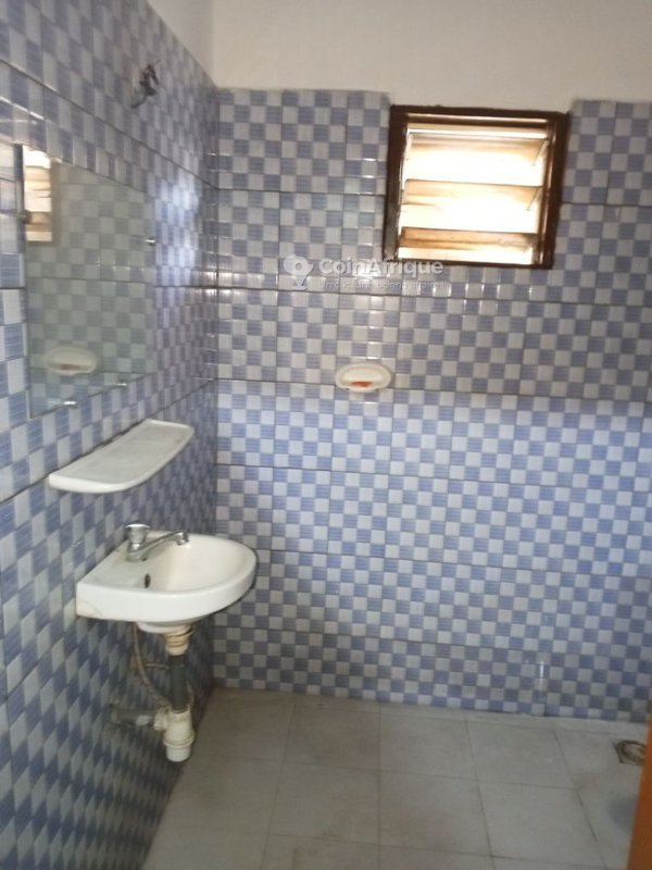 Appartement 1 pièce avec couloir spacieux dans une résidence sécurisée