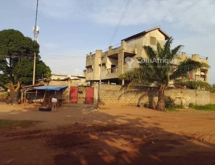 Immeuble inachevé R+2 avec plusieurs chambres et convention affirmée en angle de rue