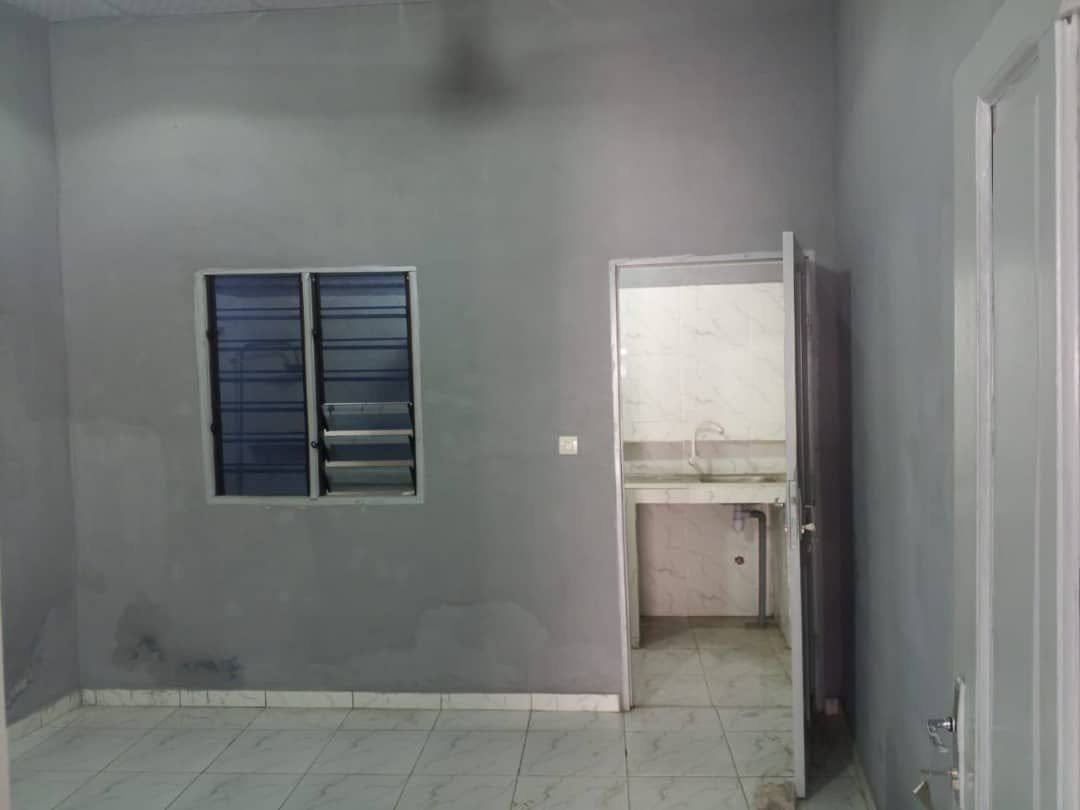 Appartement 1 pièce avec design moderne et éclairage élégant