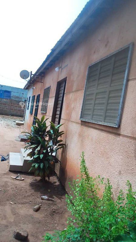 Maison spacieuse de 4 pièces avec carrelage sanitaire et documents légaux complets