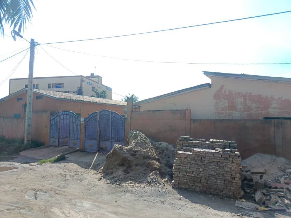 Ensemble immobilier locatif de 10 pièces avec revenus mensuels garantis et parcelles sécurisées