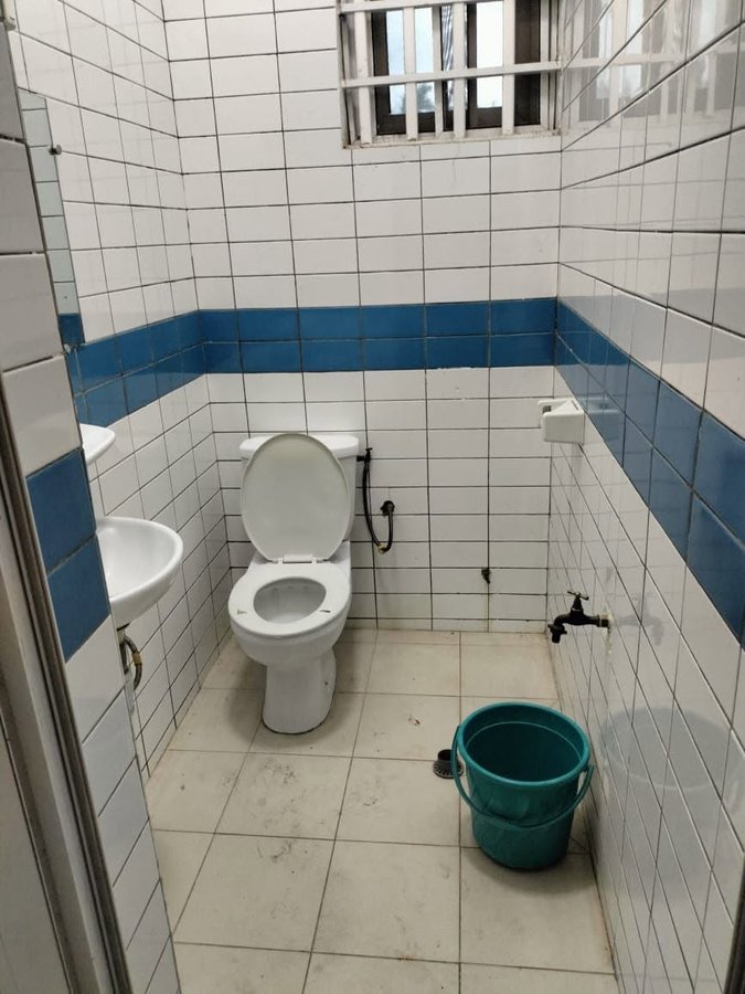 Appartement 2 pièces dallé et staffé avec sanitaires modernes et compteur prépayé