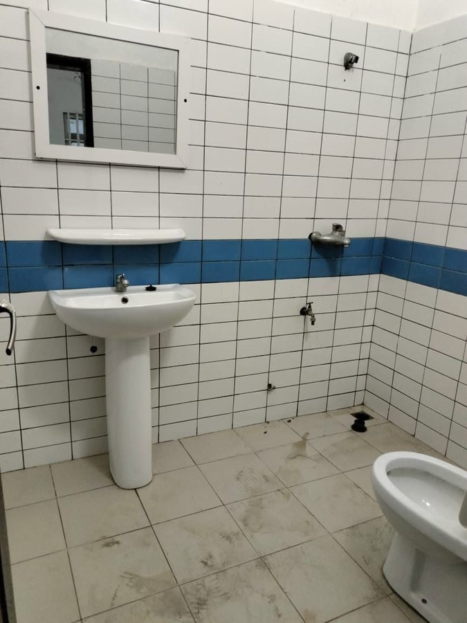 Appartement 2 pièces dallé et staffé avec sanitaires modernes et compteur prépayé