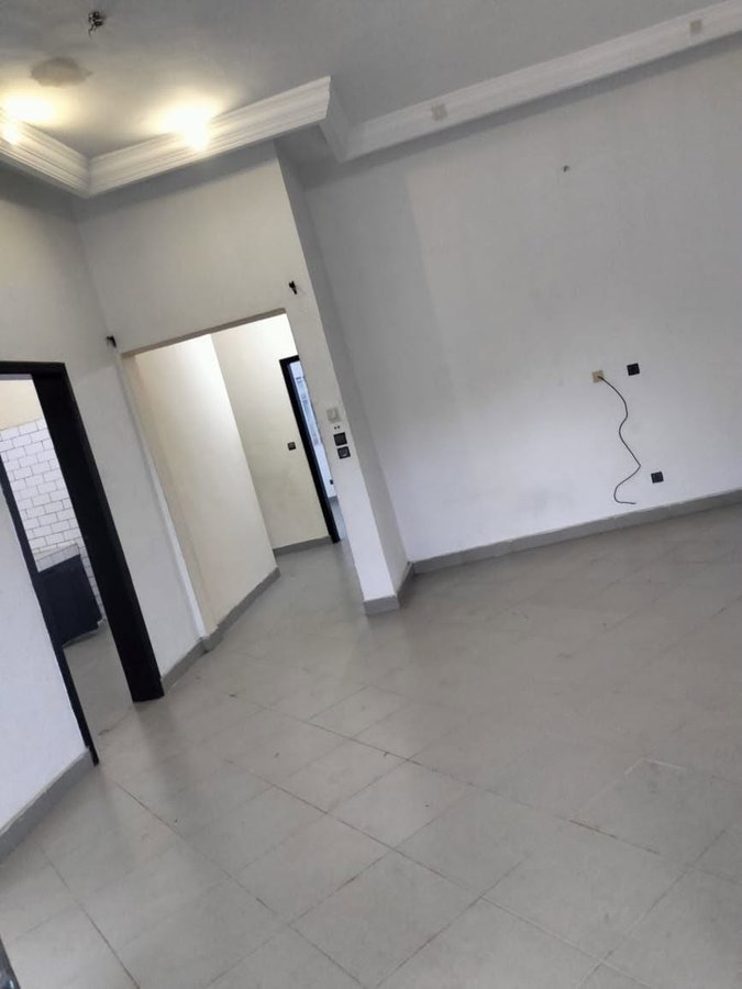 Appartement 2 pièces dallé et staffé avec sanitaires modernes et compteur prépayé