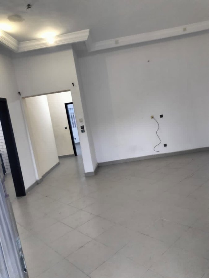 Appartement 2 pièces dallé et staffé avec sanitaires modernes et compteur prépayé