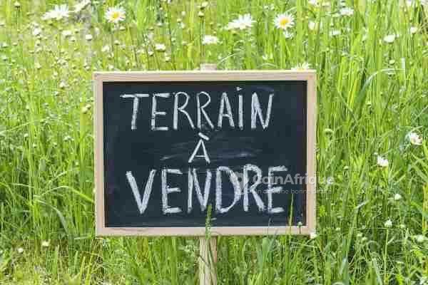 Terrain viabilisé de 352 m² avec clôture et accès aux services essentiels