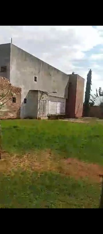 Immeuble spacieux de 10 pièces avec sous-sol et titre foncier personnel en angle de rue
