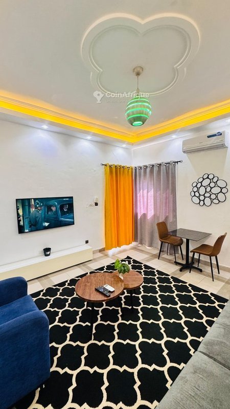 Appartement meublé d'une pièce avec salon spacieux et salle de bain moderne