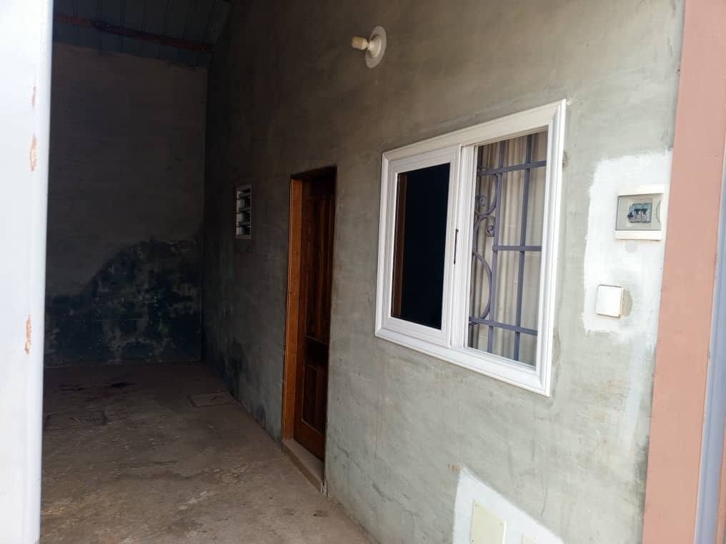 Immeuble de 12 pièces avec titre foncier personnel et espace de construction supplémentaire