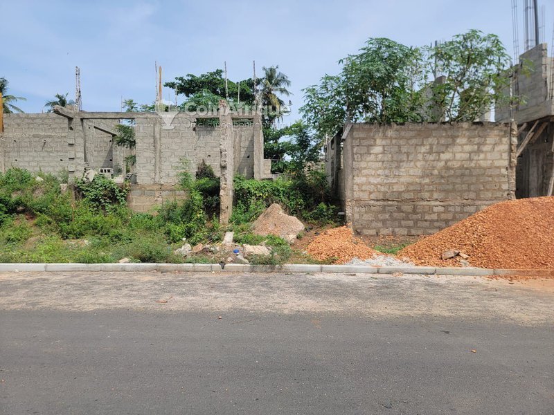 Villa spacieuse avec terrain de 494 m² et titre foncier personnel en bordure de rue asphaltée