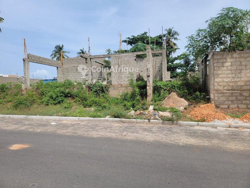 Villa spacieuse avec terrain de 494 m² et titre foncier personnel en bordure de rue asphaltée
