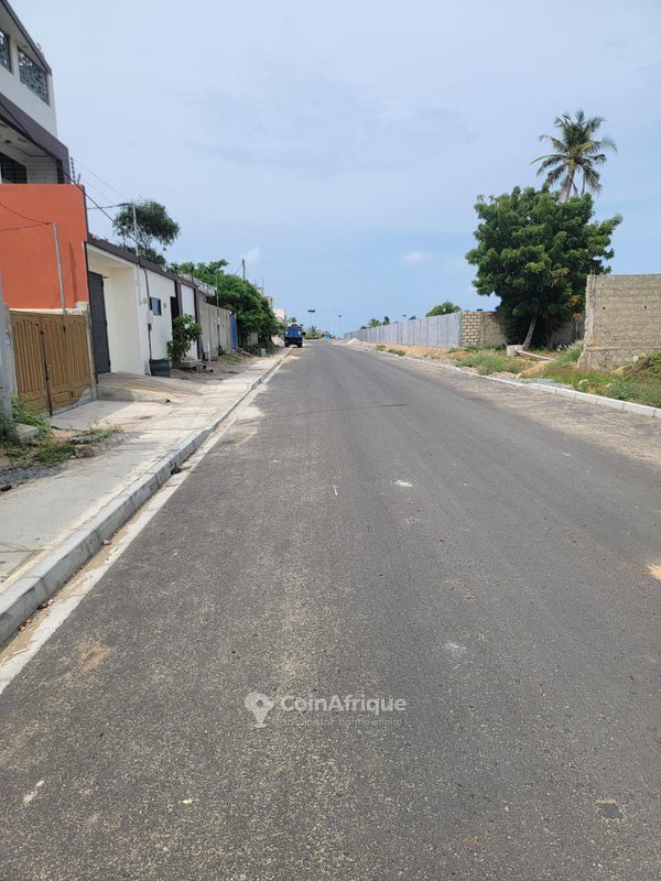 Villa spacieuse avec terrain de 494 m² et titre foncier personnel en bordure de rue asphaltée