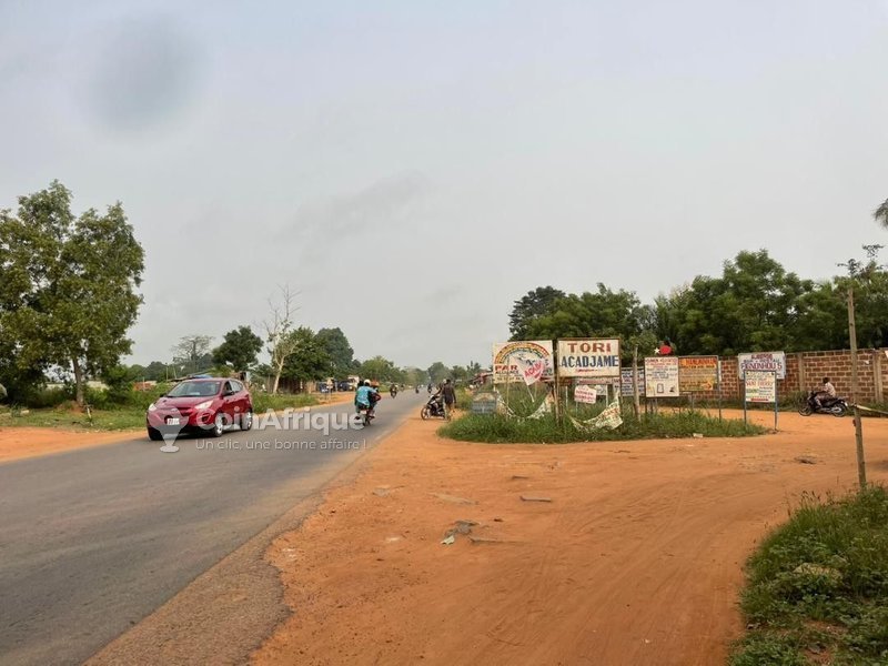 Terrain viabilisé à proximité immédiate d'un établissement scolaire et du goudron avec électricité disponible