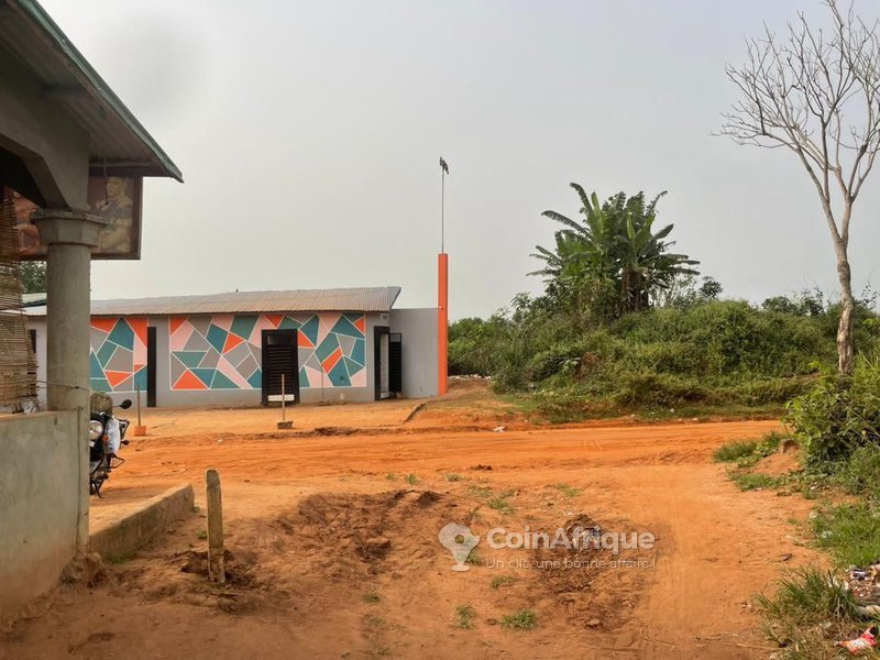 Terrain viabilisé à proximité immédiate d'un établissement scolaire et du goudron avec électricité disponible