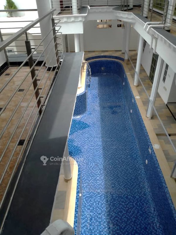 Immeuble haut standing de 32 pièces avec piscine et système solaire