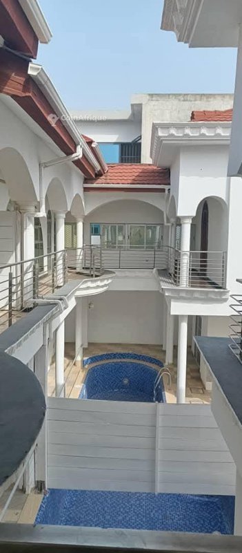 Immeuble haut standing de 32 pièces avec piscine et système solaire
