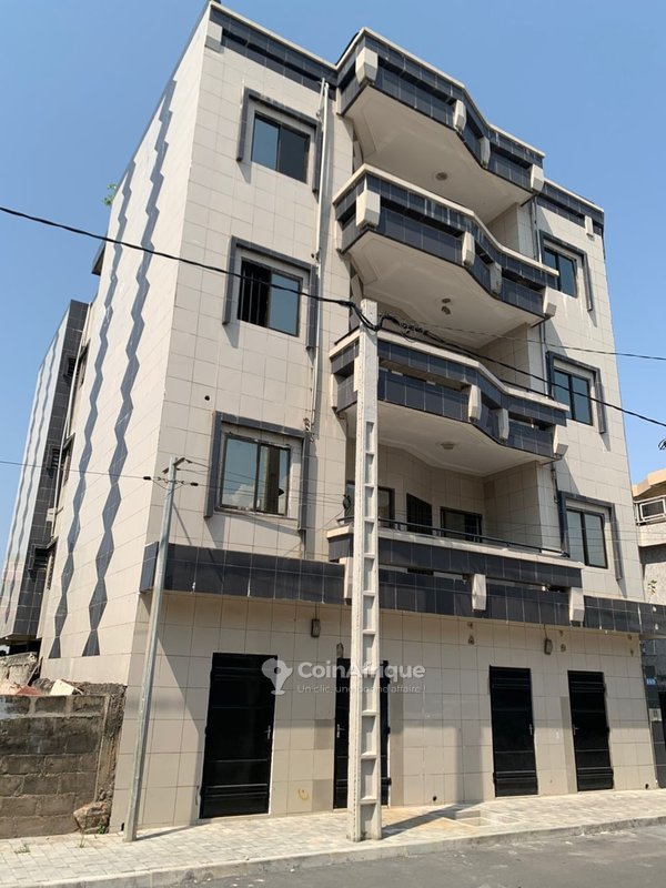 Immeuble R+3 spacieux avec parking privé et zone sécurisée - Idéal pour bureaux ou habitation