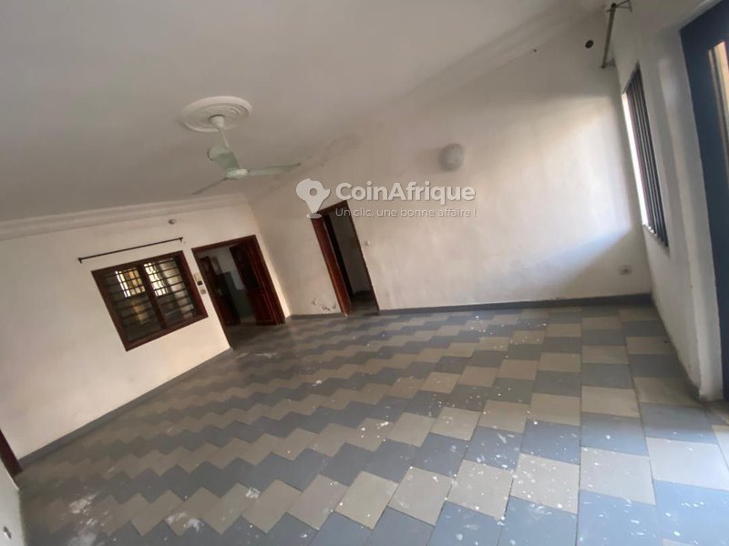 Immeuble R+3 spacieux avec parking privé et zone sécurisée - Idéal pour bureaux ou habitation