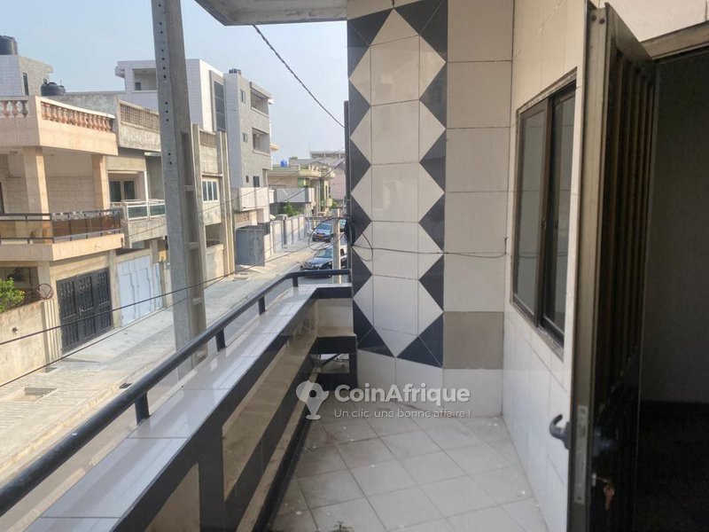 Immeuble R+3 spacieux avec parking privé et zone sécurisée - Idéal pour bureaux ou habitation