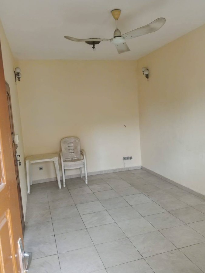 Appartement de 2 pièces avec salon dallé et accès véhicules sécurisé