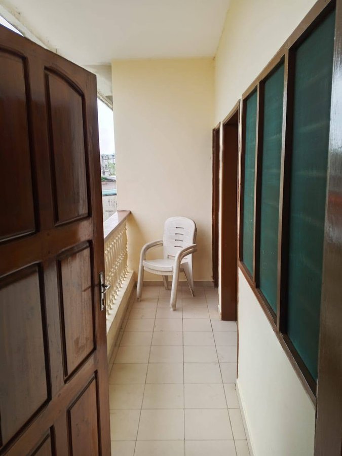 Appartement de 2 pièces avec salon dallé et accès véhicules sécurisé
