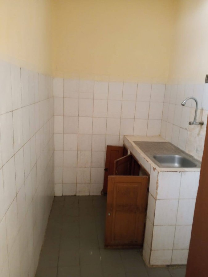 Appartement de 2 pièces avec salon dallé et accès véhicules sécurisé