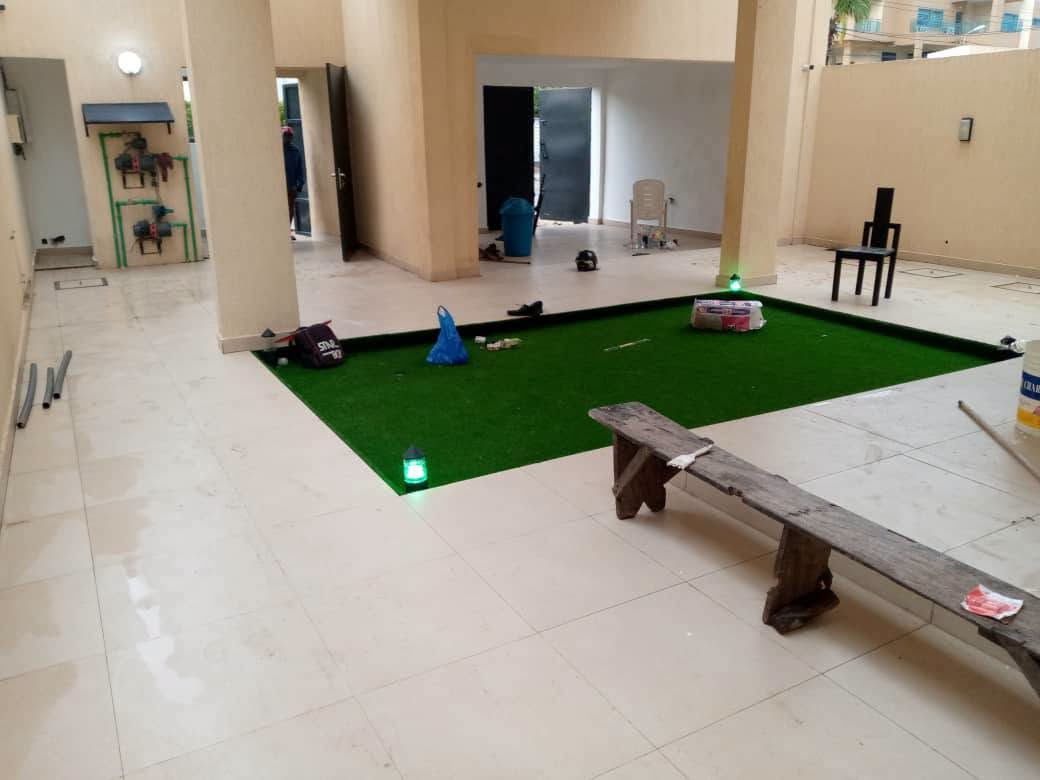 Villa luxueuse de 4 chambres avec jardin et garage double - Idéale pour habitation ou bureau