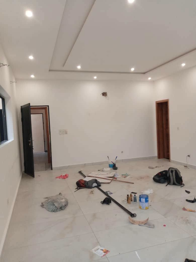 Villa luxueuse de 4 chambres avec jardin et garage double - Idéale pour habitation ou bureau