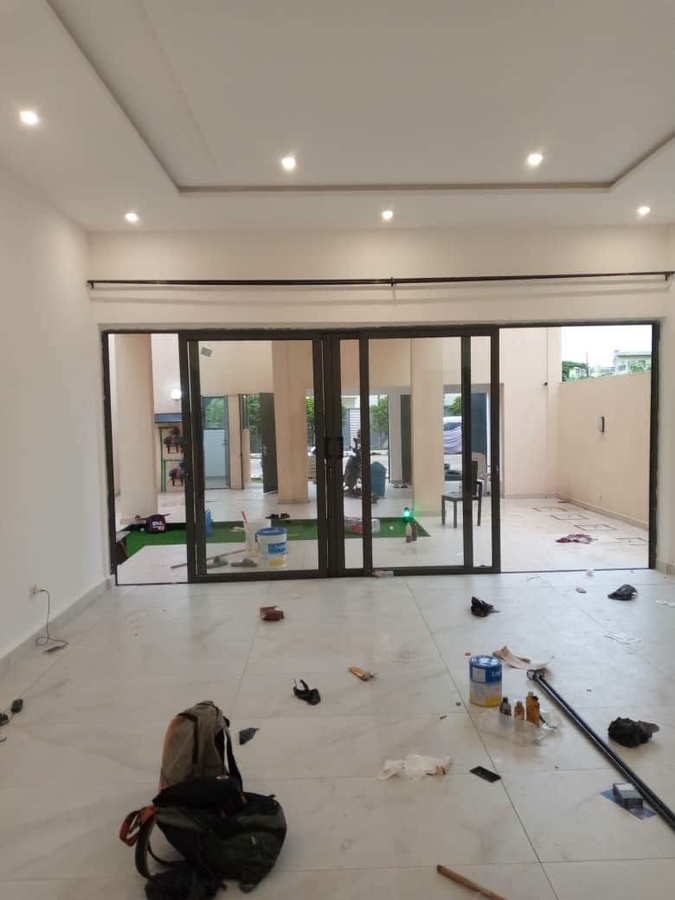 Villa luxueuse de 4 chambres avec jardin et garage double - Idéale pour habitation ou bureau