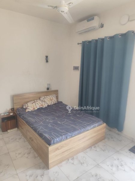 Appartement meublé d'une pièce avec climatisation et garage privé