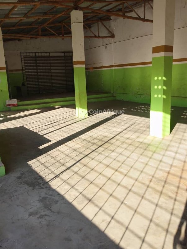 Magasin spacieux de 3 pièces avec bureau et compteur à carte