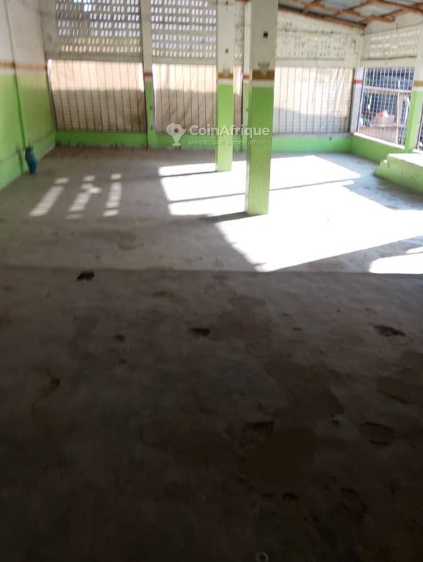 Magasin spacieux de 3 pièces avec bureau et compteur à carte